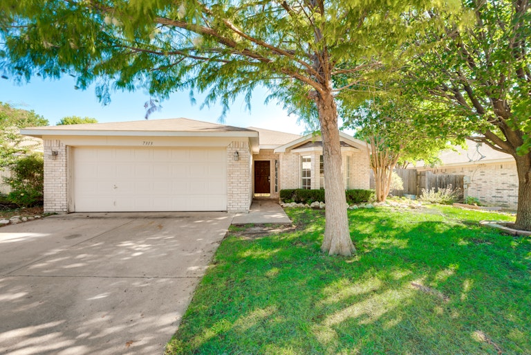 Photo 1 of 26 - 7313 Royal Oak Dr, Benbrook, TX 76126