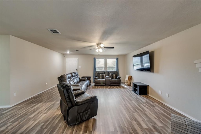 Photo 6 of 27 - 4816 Cedar Crest Dr, McKinney, TX 75070