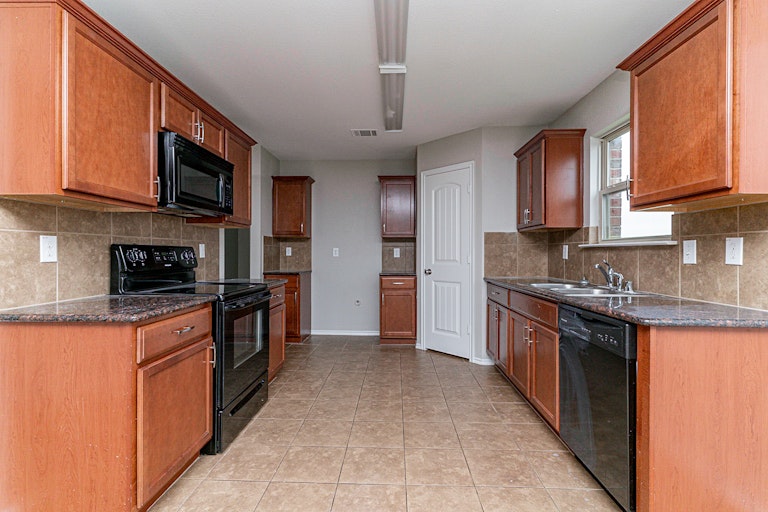 Photo 4 of 27 - 1420 N Houston St, Royse City, TX 75189