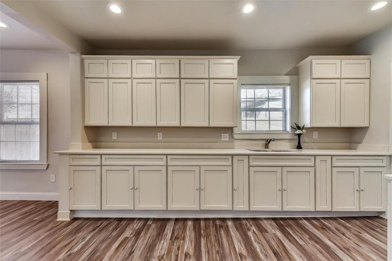 Photo 9 of 19 - 920 S Edgefield Ave, Dallas, TX 75208