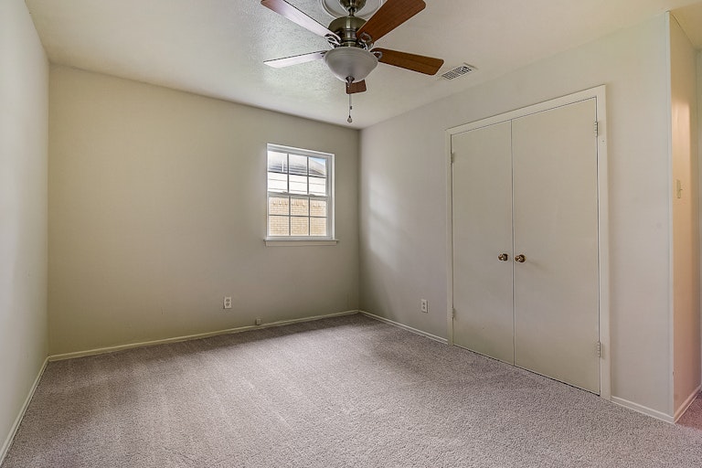 Photo 26 of 34 - 2608 Edinburgh St, Irving, TX 75062