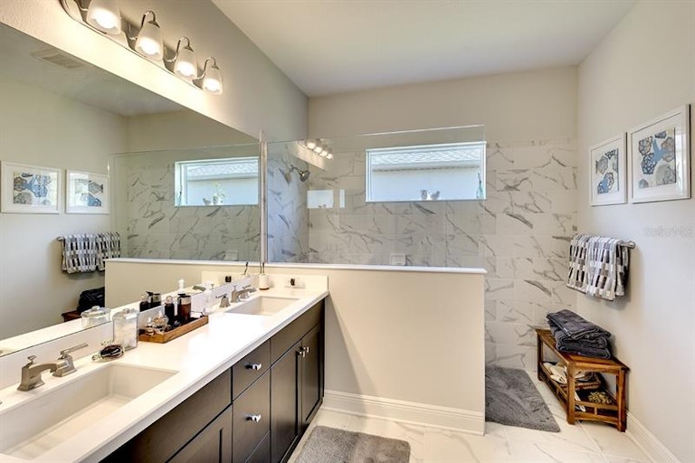 Photo 18 of 39 - 1124 Thornbury Dr, Parrish, FL 34219