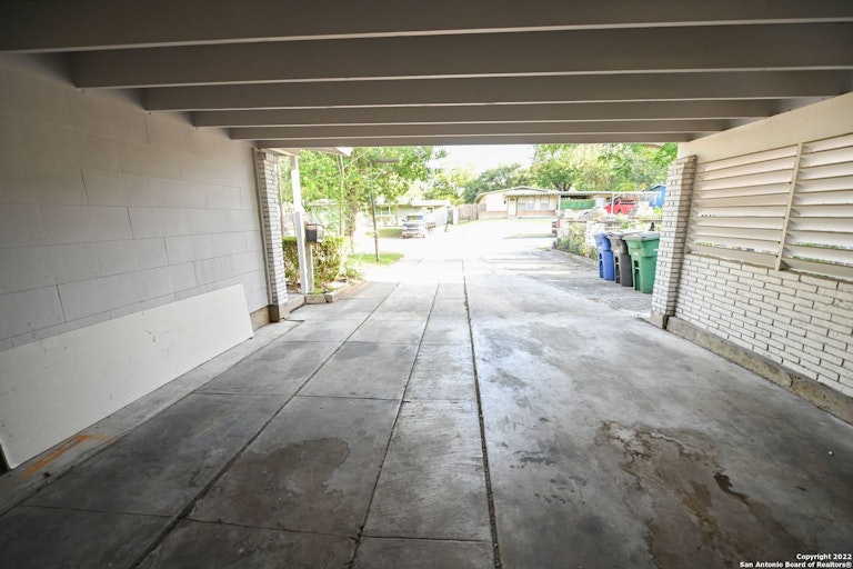 Photo 28 of 33 - 35 Storeywood Dr, San Antonio, TX 78213