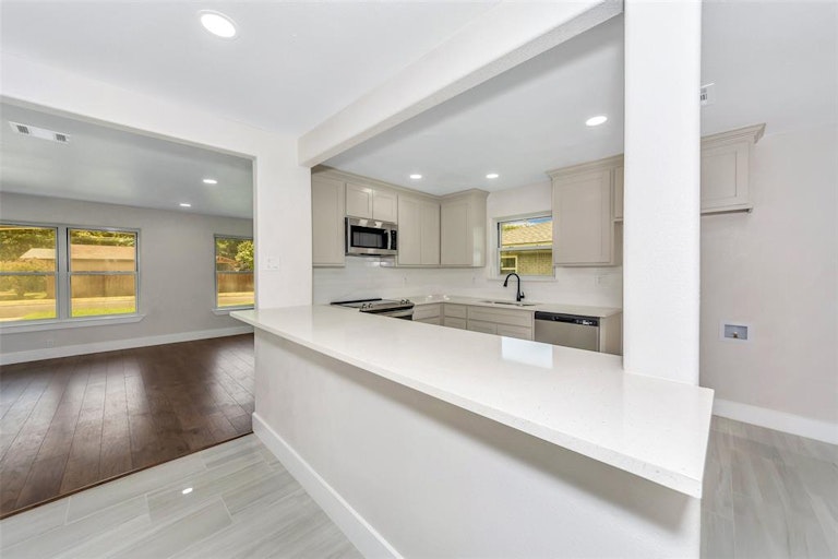 Photo 5 of 34 - 1341 Stafford Dr, Fort Worth, TX 76134