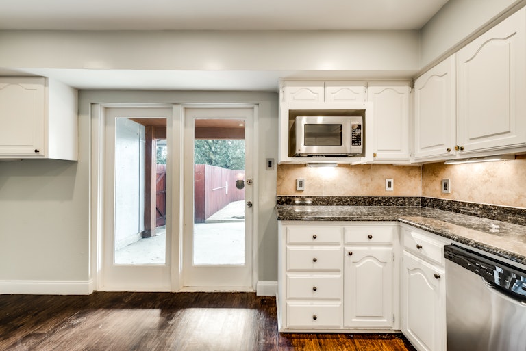 Photo 10 of 30 - 3421 Castle Rock Ln, Garland, TX 75044