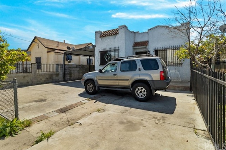 Photo 3 of 24 - 1706 E 43rd St, Los Angeles, CA 90058