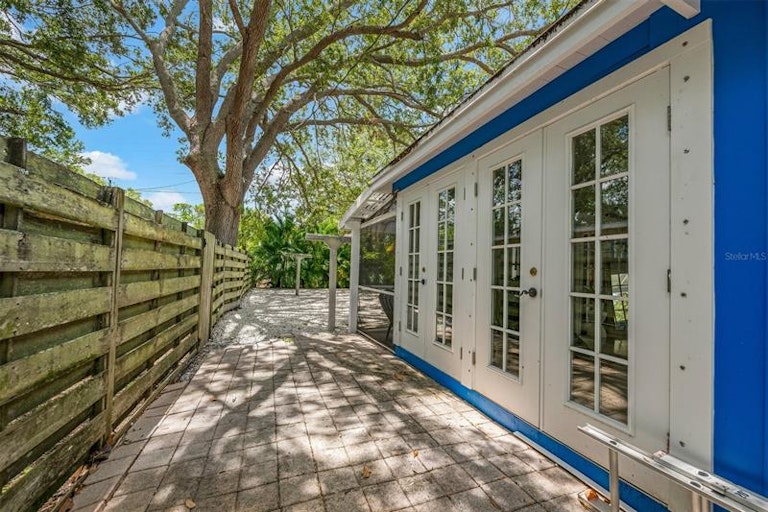Photo 21 of 63 - 2106 Temple St, Sarasota, FL 34239