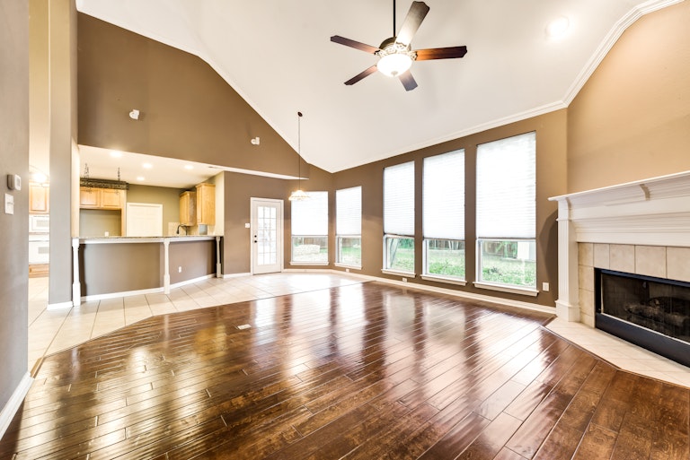 Photo 6 of 29 - 5733 Sugar Maple Dr, Fort Worth, TX 76244