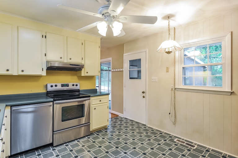 Photo 14 of 25 - 3309 Julian Dr, Raleigh, NC 27604