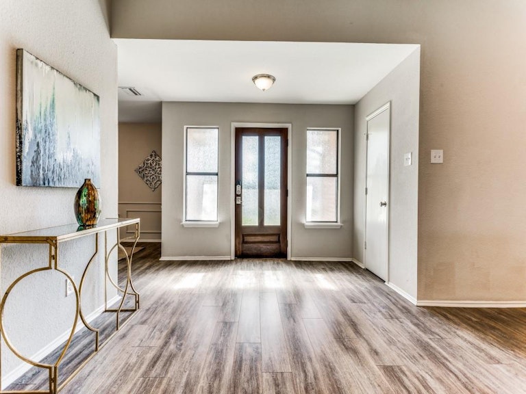 Photo 21 of 31 - 4506 Lakeway Dr, Garland, TX 75043