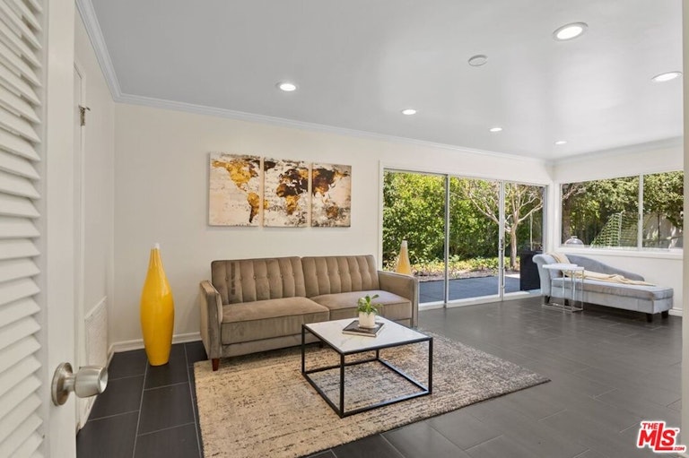 Photo 19 of 37 - 22334 Liberty Bell Rd, Calabasas, CA 91302