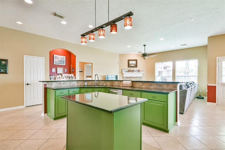 Photo 16 of 41 - 3111 Genessee Creek Ln, Friendswood, TX 77546