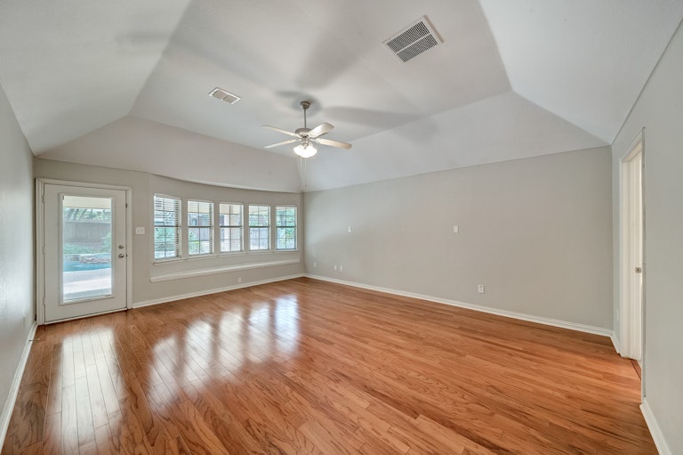 Photo 16 of 32 - 1105 NW Renfro St, Burleson, TX 76028