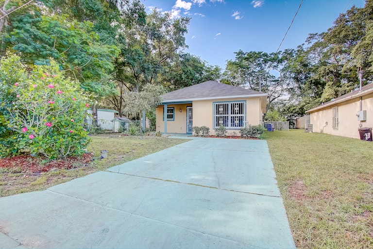 Photo 6 of 28 - 1915 2nd Dr, Sanford, FL 32771