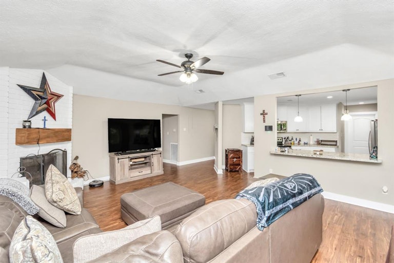 Photo 18 of 28 - 17550 S Compass Rose Cir, Crosby, TX 77532