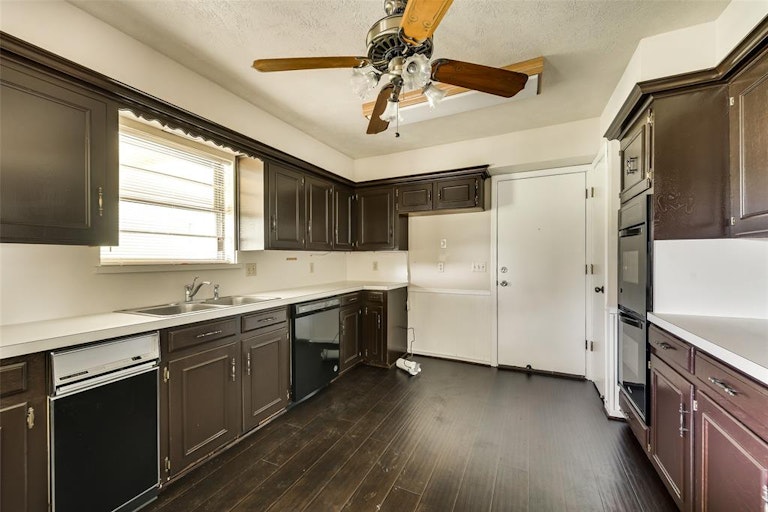 Photo 10 of 26 - 13 Lee Dr, Rockwall, TX 75032