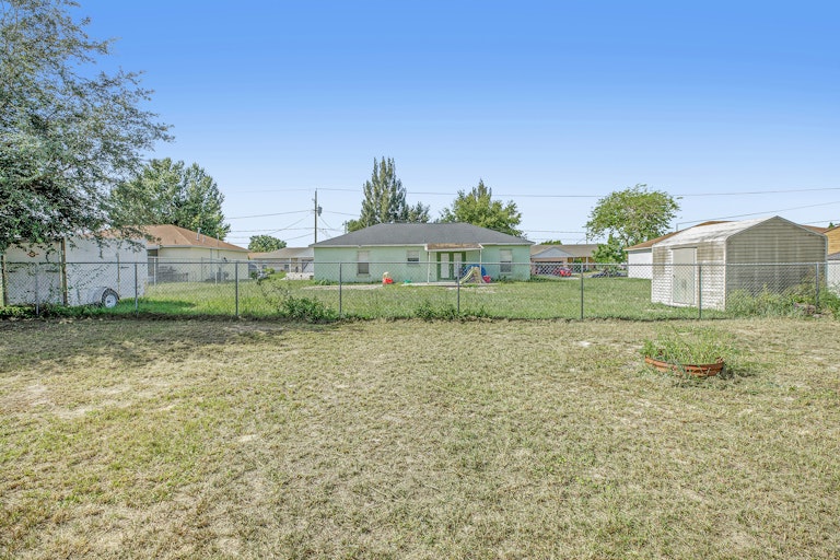 Photo 11 of 15 - 304 Arrowroot Rd, Eagle Lake, FL 33839