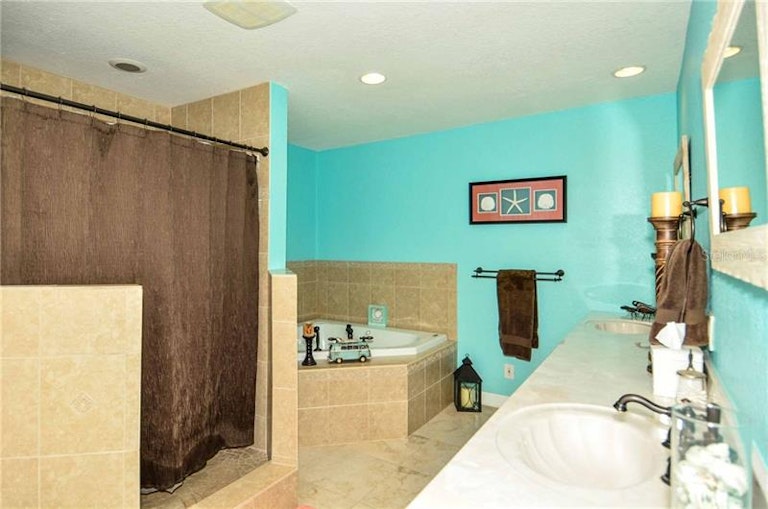 Photo 13 of 25 - 6338 Wisteria Ln, Apollo Beach, FL 33572