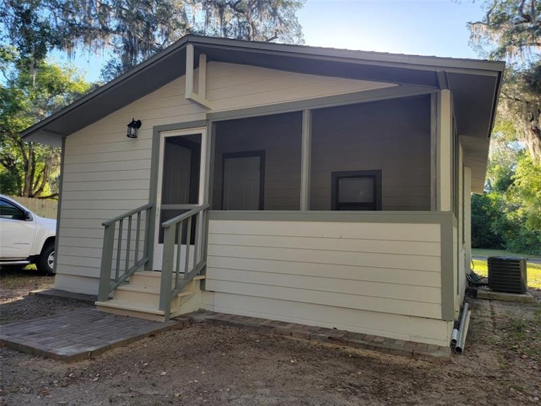 Photo 14 of 15 - 1321 N Orange St, Mount Dora, FL 32757