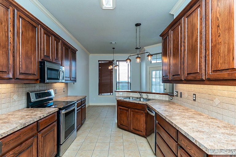 Photo 4 of 25 - 445 Chisholm Trl, Justin, TX 76247