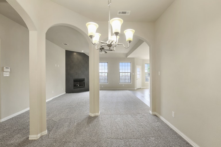 Photo 4 of 26 - 413 Harvard Dr, Glenn Heights, TX 75154