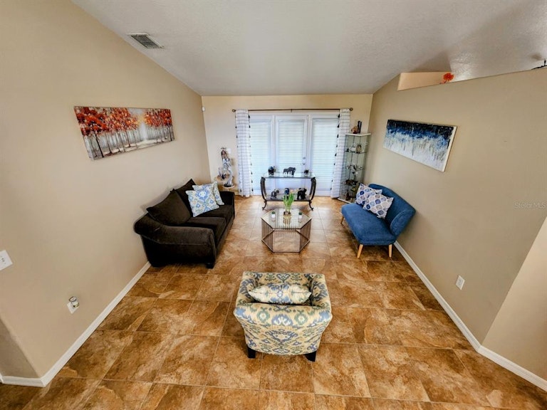 Photo 16 of 34 - 2652 Hawthorne Ln, Kissimmee, FL 34743