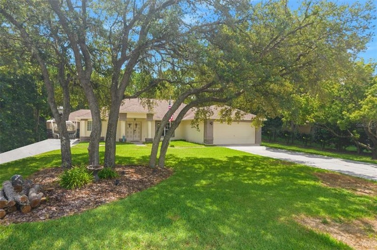 Photo 3 of 50 - 15522 Oakcrest Cir, Brooksville, FL 34604