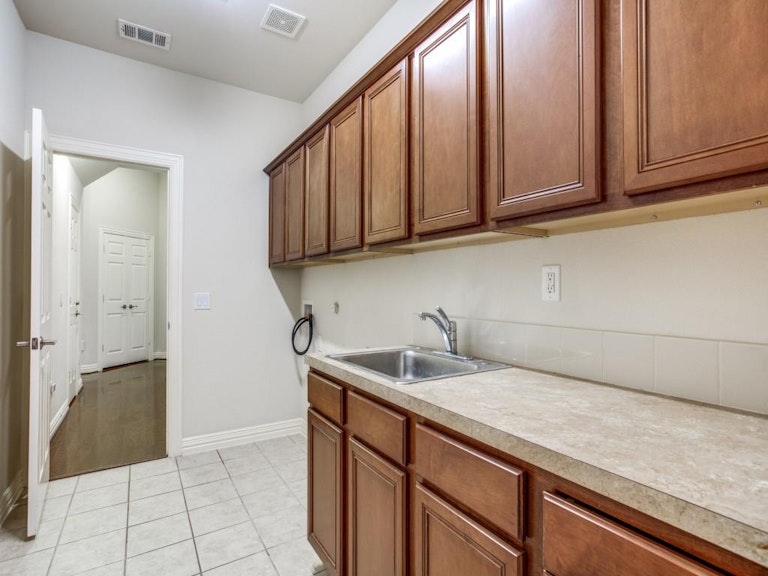 Photo 27 of 40 - 10405 Downing Dr, Denton, TX 76207
