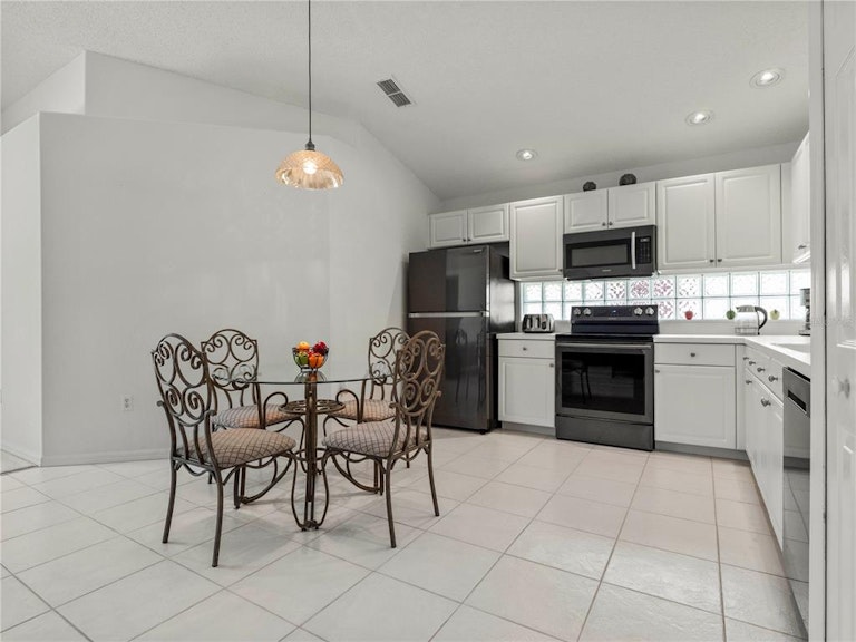 Photo 10 of 40 - 1026 Lake Davenport Blvd, Davenport, FL 33897