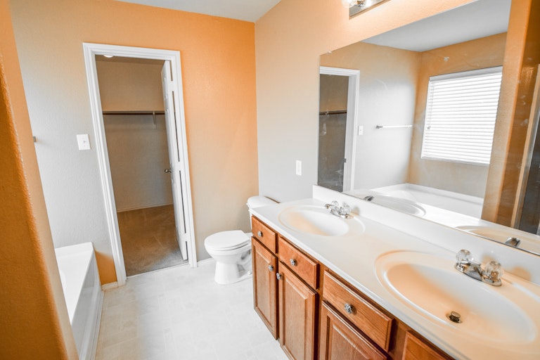 Photo 4 of 37 - 1701 Grassy View Dr, Fort Worth, TX 76131