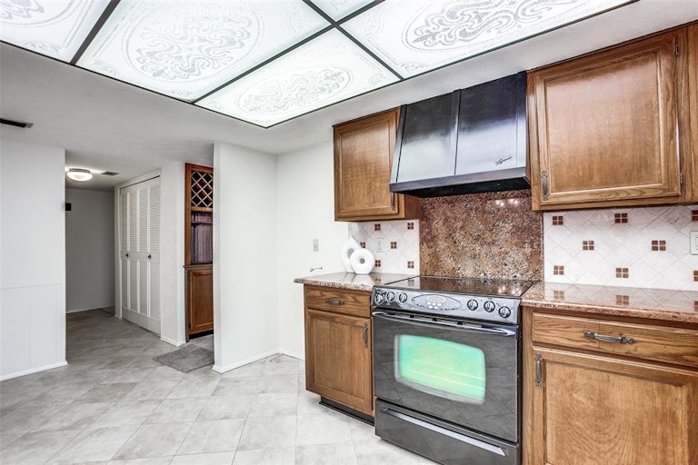 Photo 10 of 25 - 6006 Excalibur Dr, Garland, TX 75044