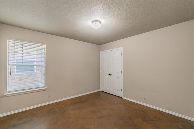 Photo 24 of 32 - 753 Stribling Cir, Azle, TX 76020