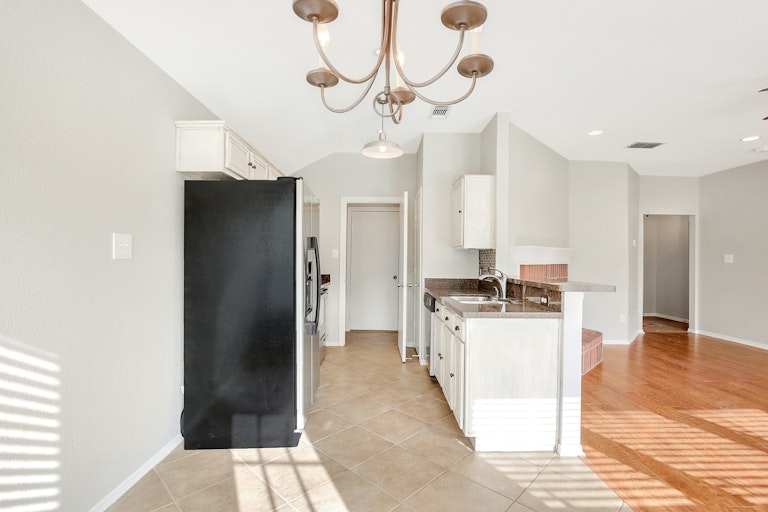 Photo 8 of 24 - 6205 Stockton Dr, Fort Worth, TX 76132