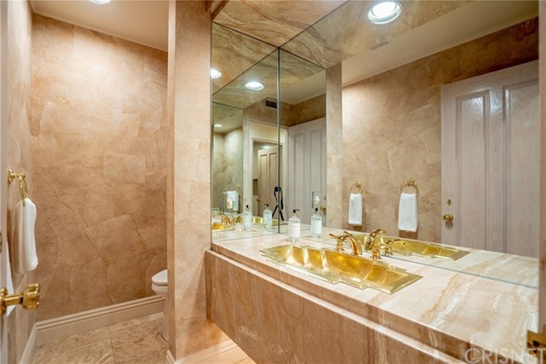 Photo 18 of 72 - 10214 Candleberry Ln, Northridge, CA 91324