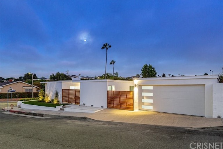 Photo 2 of 33 - 4501 Don Valdes Dr, Los Angeles, CA 90008