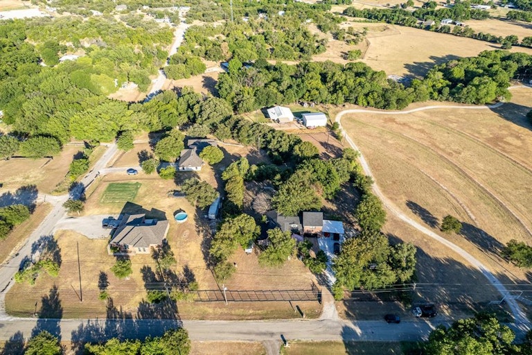 Photo 10 of 38 - 413 Silver Ln, Azle, TX 76020
