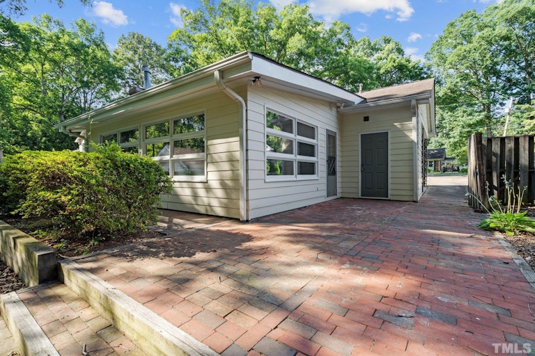 Photo 34 of 38 - 408 Chadwick Dr, Raleigh, NC 27609