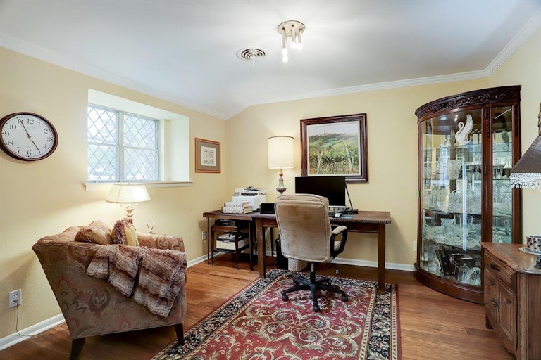 Photo 6 of 23 - 5414 Indigo St, Houston, TX 77096