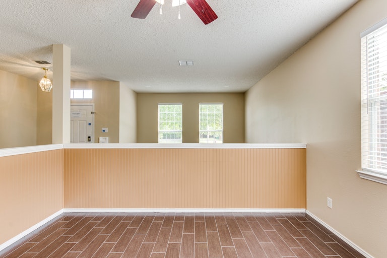 Photo 3 of 31 - 7900 Seven Oaks Ln, Denton, TX 76210