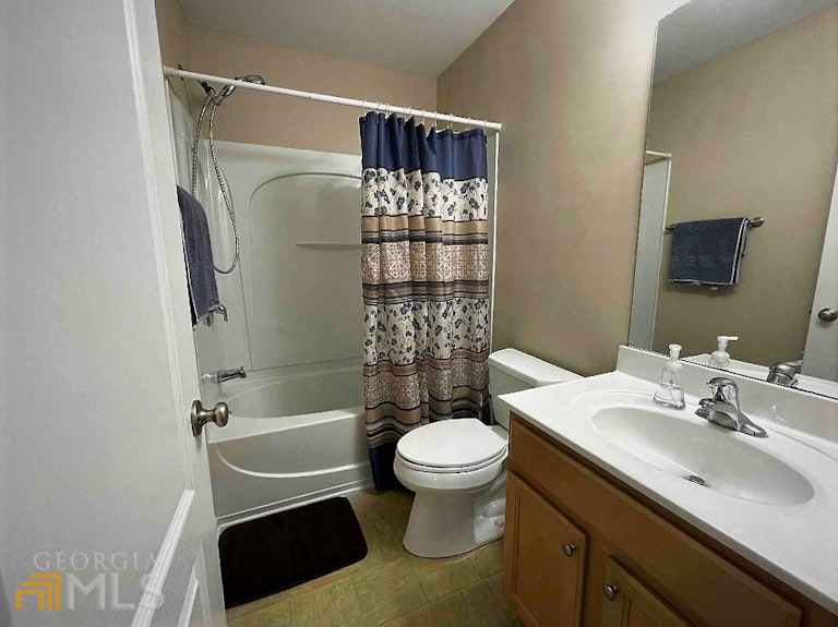 Photo 23 of 48 - 2467 Suwanee Pointe Dr, Lawrenceville, GA 30043