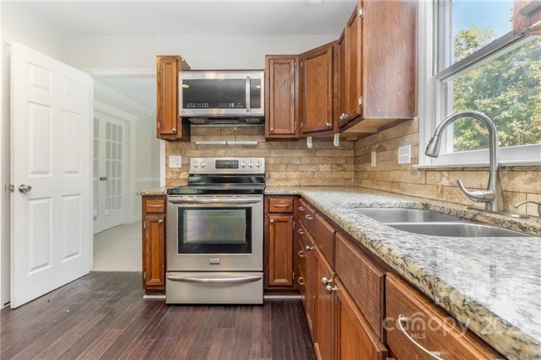 Photo 11 of 32 - 11231 Shandon Way Ln, Charlotte, NC 28262