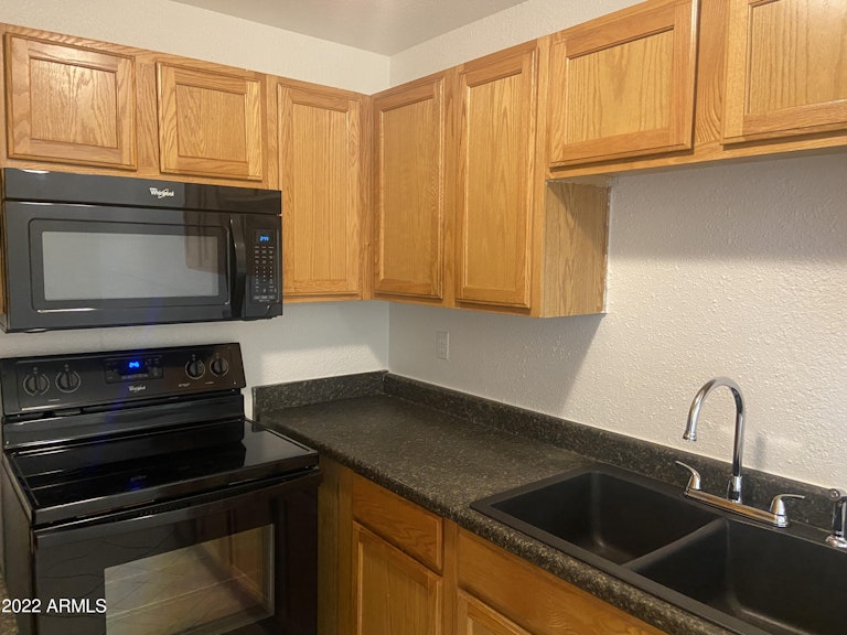 Photo 5 of 22 - 3646 N 67th Ave #82, Phoenix, AZ 85033