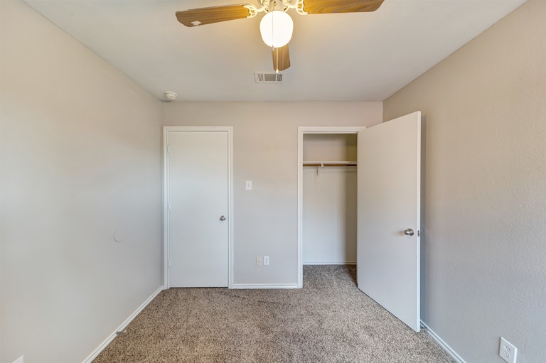 Photo 17 of 23 - 1143 Galicia Ln, Dallas, TX 75217