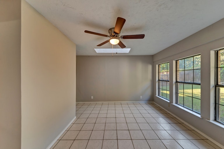Photo 17 of 34 - 1109 Rusdell Dr, Irving, TX 75060
