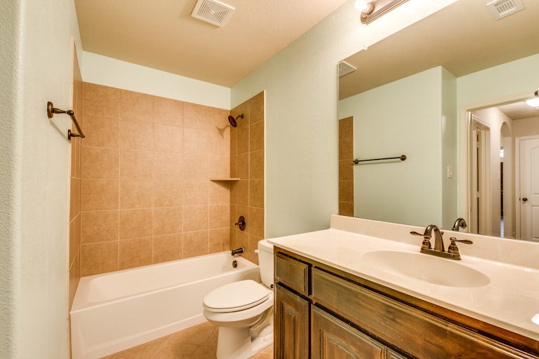 Photo 23 of 28 - 13801 Bluebell Dr, Little Elm, TX 75068