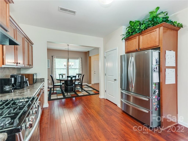 Photo 18 of 39 - 8112 Dumphries Dr, Huntersville, NC 28078