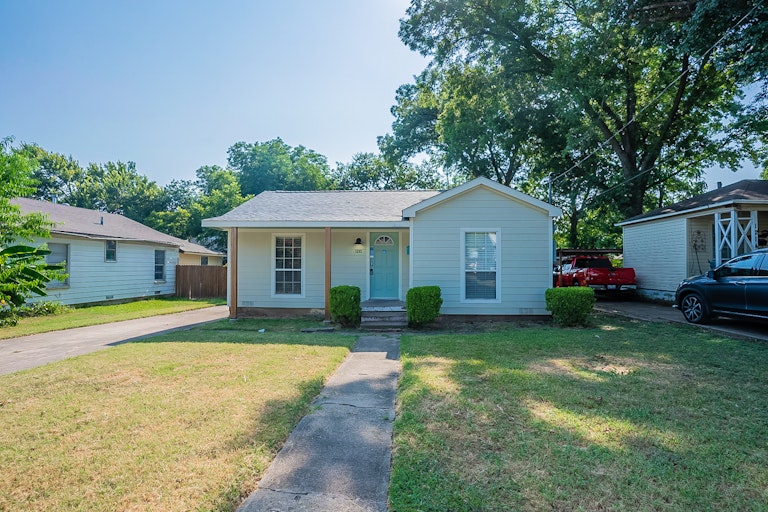Photo 1 of 19 - 1210 S Gilpin Ave, Dallas, TX 75211