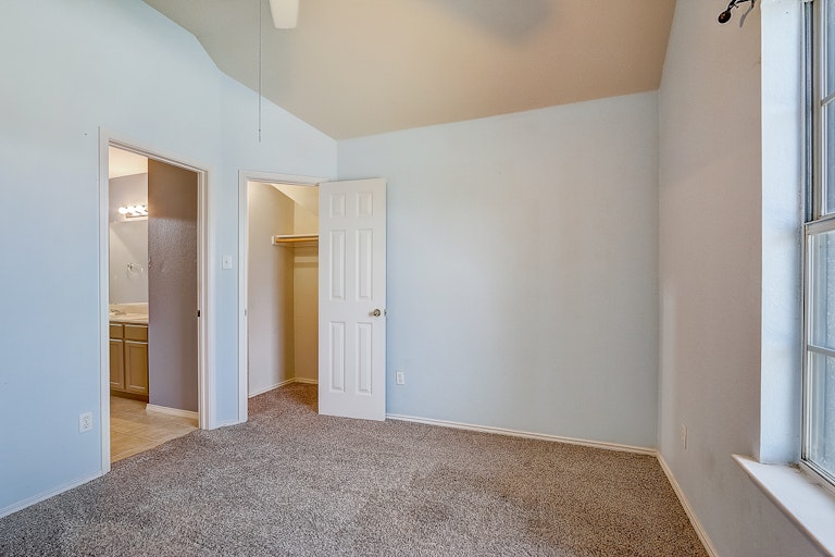 Photo 11 of 34 - 1832 Bowin Ct, Carrollton, TX 75010