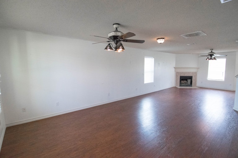 Photo 8 of 41 - 8128 Abbey Glen Ct, Arlington, TX 76002