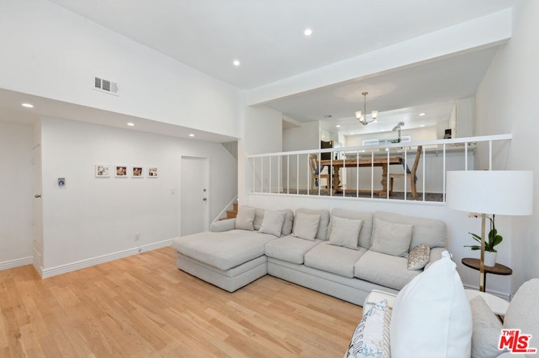 Photo 4 of 38 - 13238 Fiji Way Unit B, Marina Del Rey, CA 90292